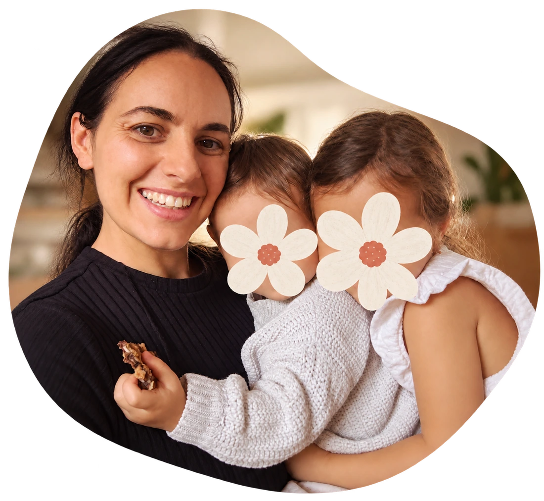 Marion, à l’origine de Ceramispot, avec ses deux filles dont les visages sont masqués par des fleurs illustrées.
